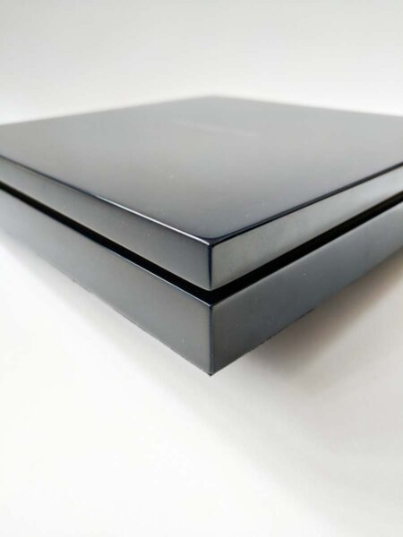 Pure-Metal-Cards-luxury-wood-presentation-case_27 Close-up of a sleek, black wood presentation case.