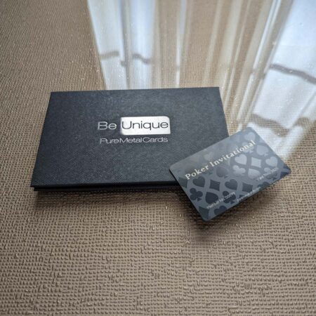 Black fold cardholder with "Be Unique PureMetalCards" and a poker invitation card.